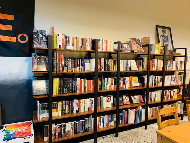 「柚合学书」每本书的上架都是店主邱适珩精心挑选。（翻摄自「柚仔林合和学堂书店」脸书粉专）