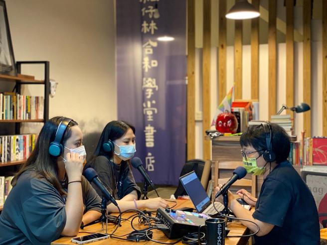 邱适珩（右）策划Podcast节目「柚志」、「柚志说ㄊㄚ」，线上与听读者说书、就在地议题发声。（翻摄自「柚仔林合和学堂书店」脸书粉专）