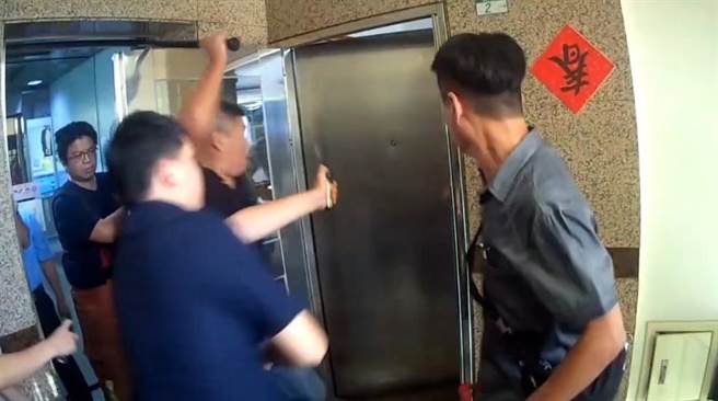 李男持刀反抗，警方破门攻坚，对他喷洒辣椒水，强势压制逮捕。（永和警分局提供）