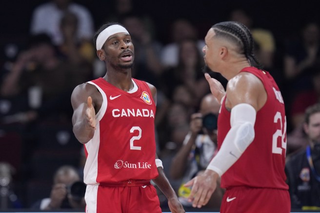 亚歷山大(左)与迪昂布鲁克斯击掌庆祝。(美联社)