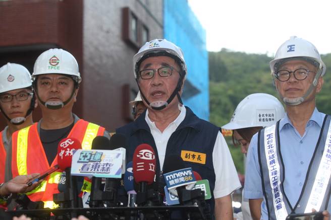 台北市副市长李四川在前进指挥所开会后表示，经工会技师检定，双号房屋无立即危险，屋主如同意晚上就可以回家。（陈君玮摄）