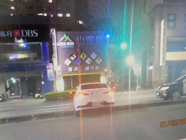 25岁陈姓男子驾驶自小客车从巨蛋停车场后，见行人号志绿灯，未注意中央分隔岛，打算径行左转，结果直接撞上分隔岛，整辆车卡在分隔岛上动弹不得，所幸无人受伤。（警方提供／林雅惠高雄传真）