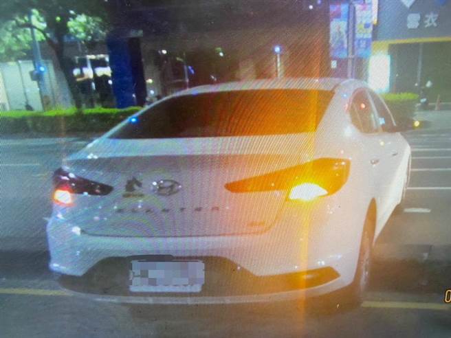 25岁陈姓男子驾驶自小客车从巨蛋停车场后，见行人号志绿灯，未注意中央分隔岛，打算径行左转，结果直接撞上分隔岛，整辆车卡在分隔岛上动弹不得，所幸无人受伤。（警方提供／林雅惠高雄传真）