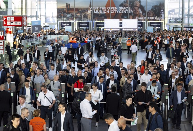 德媒讚许中国汽车制造商在创新实力方面首次领先德国汽车制造商，并称2023年幕尼黑将是「中国人的国际车展」。（图／美联社）