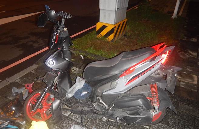 吴姓外送员机车严重毁损。（读者提供）