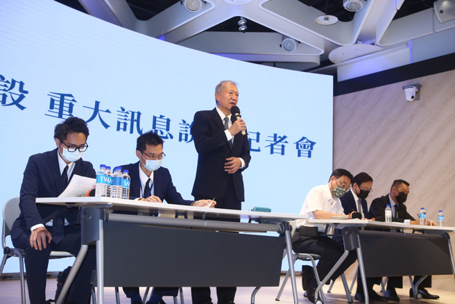 基泰建设10日下午于证交所召开重讯记者会，由董事长陈世铭（左3）、总经理冯先勉（右3）出席说明。董事长陈世铭当场辞去董事长一职。（图／记者邓博仁摄影）