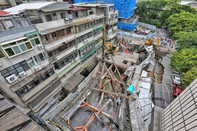 台北市大直街94巷弄內民宅7日因工地施工嚴重傾斜，基泰建設8日發出重訊表示深表遺憾，強調絕不推卸責任。（杜宜諳攝）