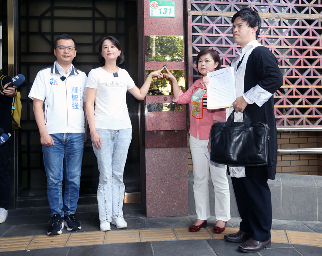 國民黨立委參選人羅智強（左起）、立法委員王鴻薇、台北市議員游淑慧及律師柯晨（日告）9日前往台北地檢署，按鈴控告基泰建設「違反技術成規罪」。（范揚光攝）