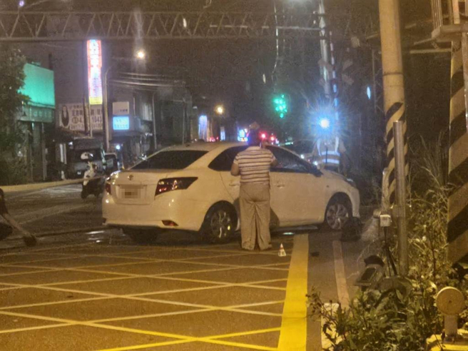 花蓮吉安稻香平交道今晚傳出轎車擦撞火車事故，幸未造成人員傷亡，不過卻讓該班列車延誤1小時以上。（民眾提供／羅亦晽花蓮傳真）