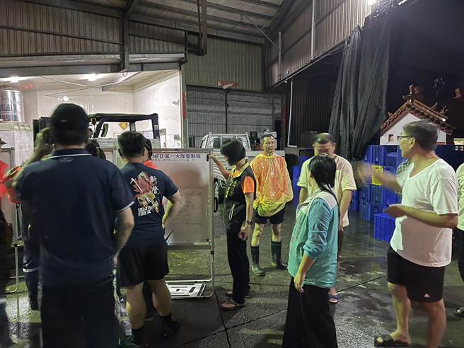 台南白河头前溪暴涨，消防、公所撤离附近23位住户。（读者提供／张毓翎台南传真）