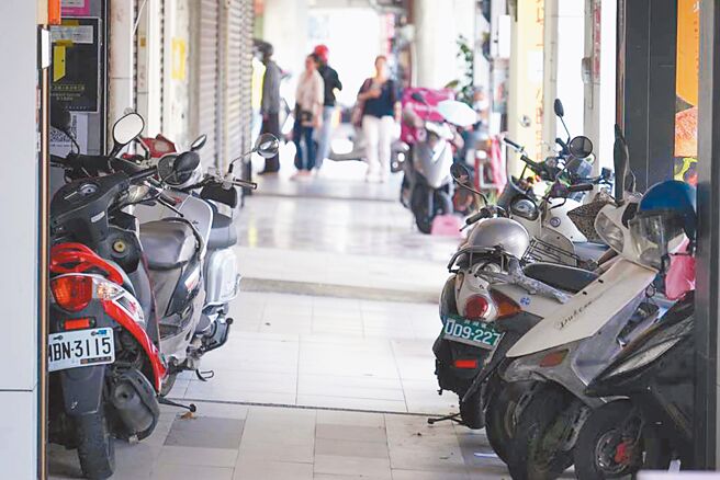 彰化縣政府今年6月開始在彰化火車站附近6個路段試辦騎樓停放機慢車，成效良好，決定再增8路段。（本報資料照片）