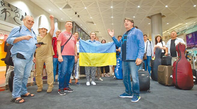 乌克兰国家交响乐团共79人昨终于抵台。（范扬光摄）