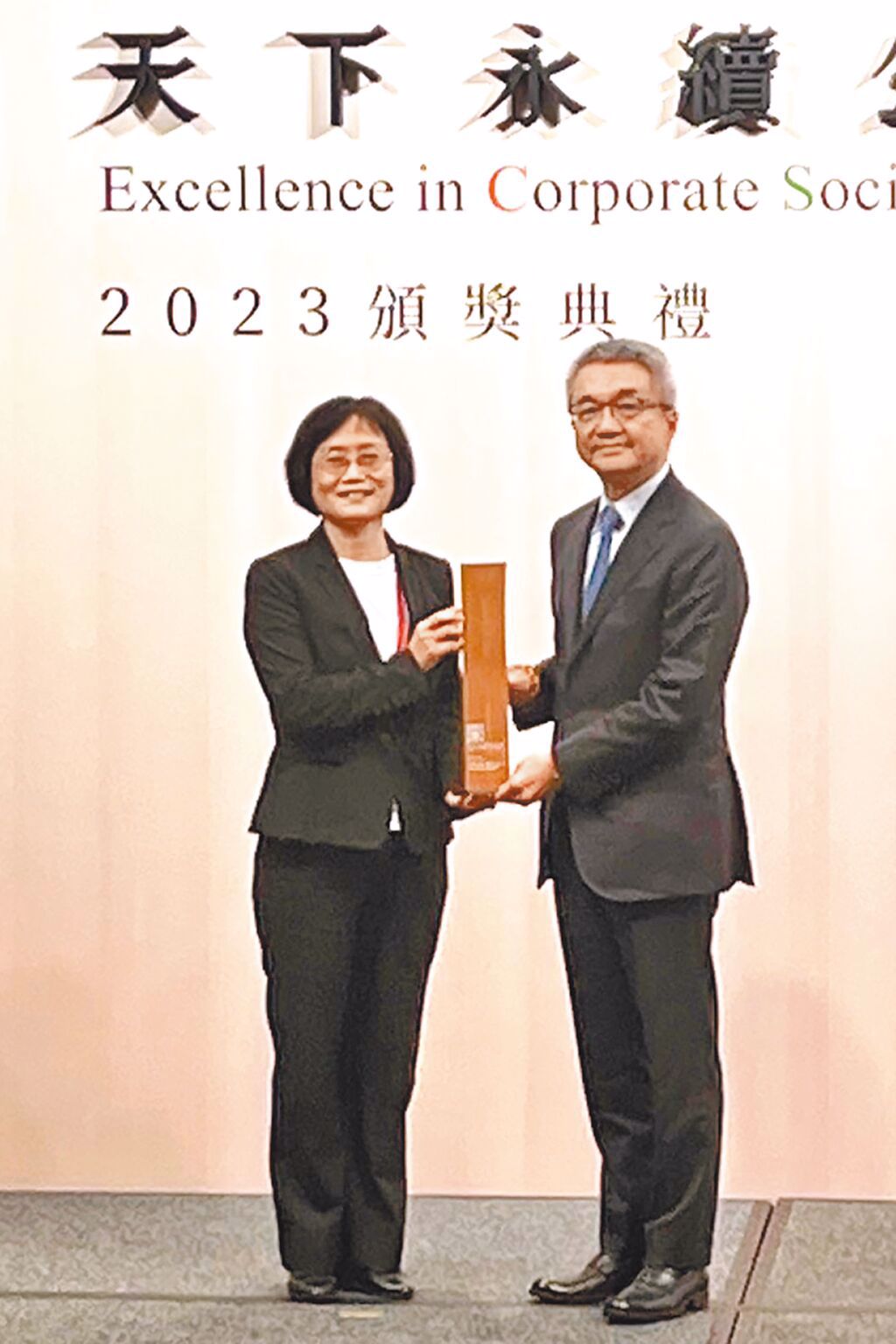中華汽車總經理陳昭文（右）代表領獎。（中華汽車提供）