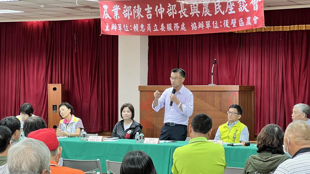 農業部長陳吉仲（拿麥克風者）今天到台南與農民座談，他保證會取消嘉南灌區明年1期「大區輪作」制度。（張毓翎攝）