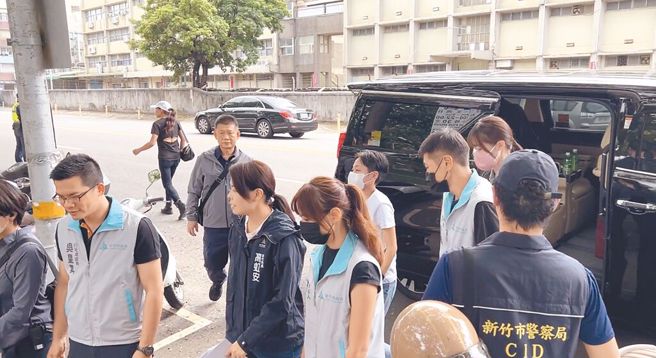 新竹市长高虹安9日出席市府活动，面对媒体追问豪宅一事不发一语地走入会场。（资料照，王惠慧摄）