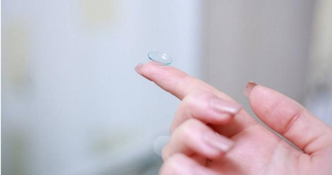 配戴隐形眼镜戏水，可能导致眼角膜感染。（示意图／Pixabay）