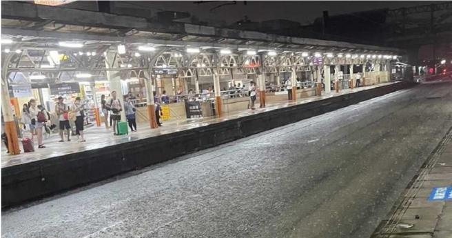 嘉义暴雨，火车站铁轨变漂漂河。（图／翻摄自嘉义绿豆大小事脸书）