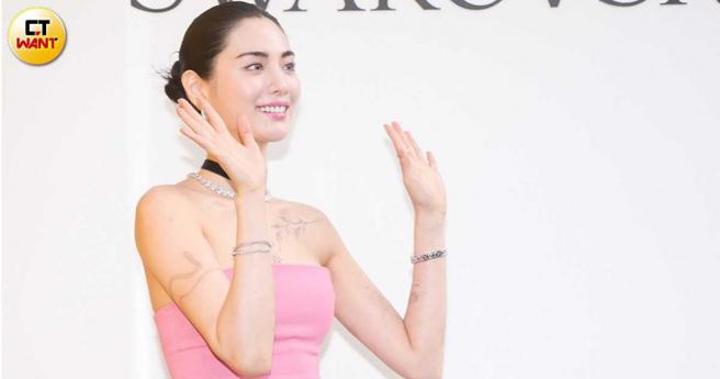 许久不见台湾粉丝的林珍娜，朝着四面八方挥手致意，粉丝服务做好做满。（图／赵文彬摄）