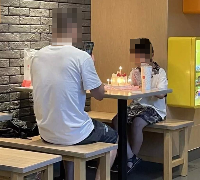 日前，路人偶遇一对父子于麦当劳庆生，事后将照片发布于网络，却有网路酸民留言反讽，「蛋糕太小了，过不起就不要过，你是想怎样，让他传承和你一样的视野吗？」（照片 / 翻摄自「警察之声」）
