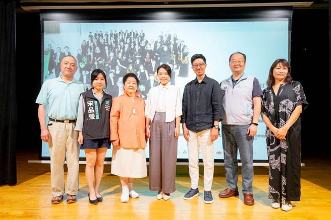 前新竹市文化局长钱康明（右二）今早再爆料，曾被市长高虹安（中）的好朋友约谈市府跨年晚会，他还曾提醒高虹安这样是不对的。（新竹市政府提供／陈育贤新竹传真）