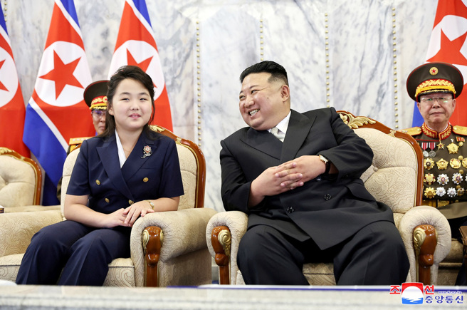 北韓領導人金正恩8日攜愛女金朱愛出席建國75週年閱兵式，金朱愛與父親一同坐在主席團特別席上，引起南韓相關單位及專家注意，認為接班勢頭更明顯。（圖／路透社、朝中社）