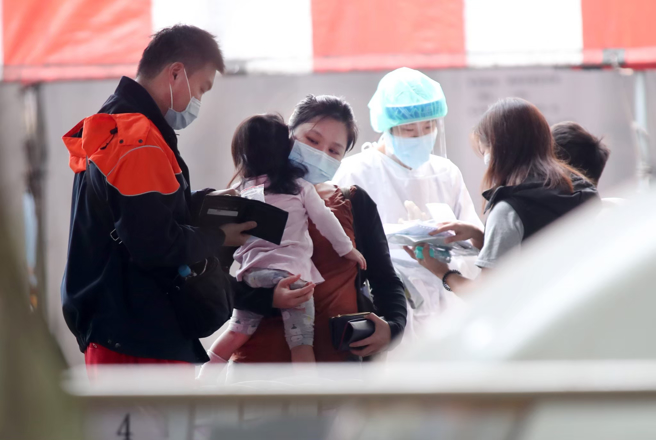 医师陈信宏表示，小婴儿在家都未出门，却先后确诊呼吸道融合病毒（RSV）和肠病毒。（图／示意图，记者郑任南摄影）