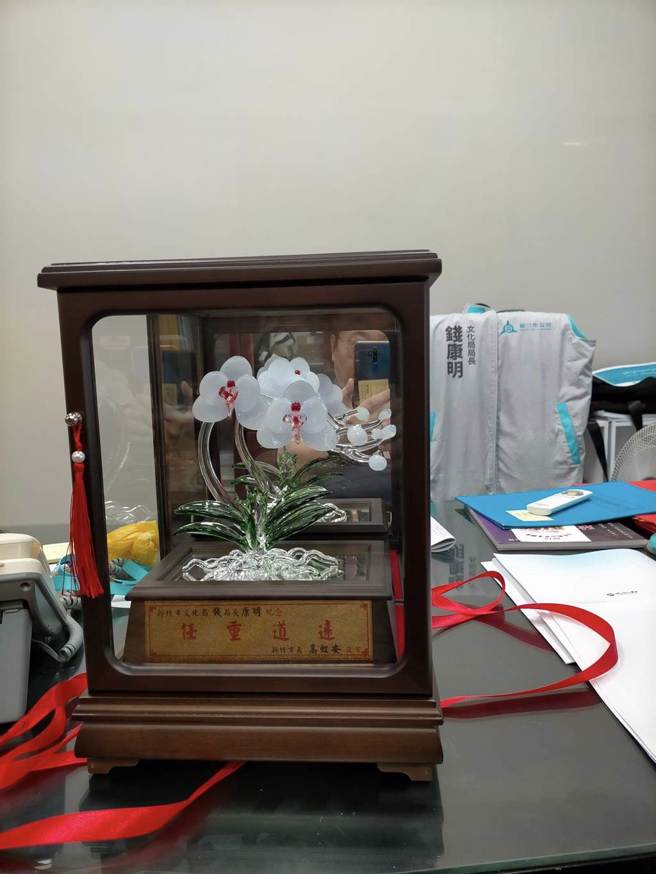 新竹市前文化局长钱康明上午再发文指卸任前，他特别到市长室，为的就是退回市长高虹安送的「任重道远」纪念牌座。（摘自钱康明脸书／陈育贤新竹传真）