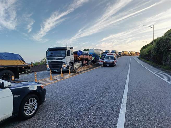 新北市贡寮区11日早上发生三部大型车辆追撞意外，造成滨海公路往基隆方向车流大排长龙。（翻摄照片／张志康新北传真）