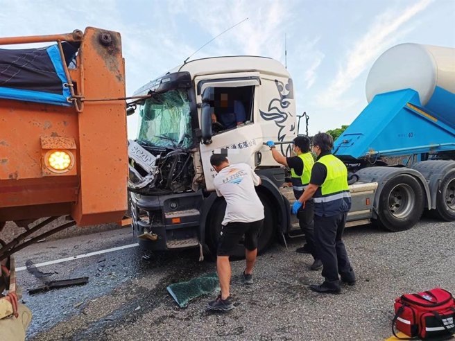 新北市贡寮区11日早上发生三部大型车辆追撞意外，造成滨海公路往基隆方向车流大排长龙。（翻摄照片／张志康新北传真）