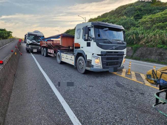 新北市贡寮区11日早上发生三部大型车辆追撞意外，造成滨海公路往基隆方向车流大排长龙。（翻摄照片／张志康新北传真）