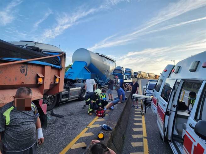 新北市贡寮区11日早上发生三部大型车辆追撞意外，造成滨海公路往基隆方向车流大排长龙。（翻摄照片／张志康新北传真）