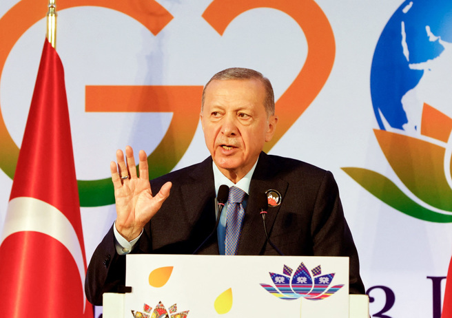 土耳其总统艾尔多安（Recep Tayyip Erdogan）10日表示，在G20峰会上与美国总统拜登谈论F-16军购案，不过对于拜登再度将军购案与土耳其批准瑞典加入北约一事挂勾感到失望。（图／路透社）