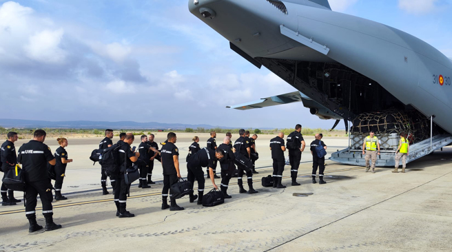 西班牙政府派遣2支军事应急部队搭乘军机抵达马拉喀什市，86名士兵和8只搜救犬赶赴灾区抢救受困废墟的灾民。（图／美联社）