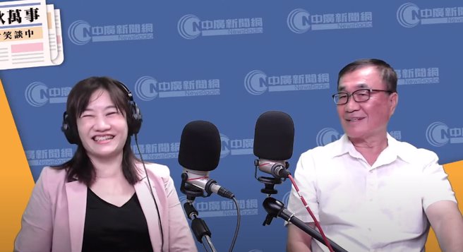 在聽到李四川（右）對於韓國瑜願擔任2024總統大選在野3人桶箍的態度後，王淺秋（左）不禁大笑。（翻攝自中廣新聞網YouTube）