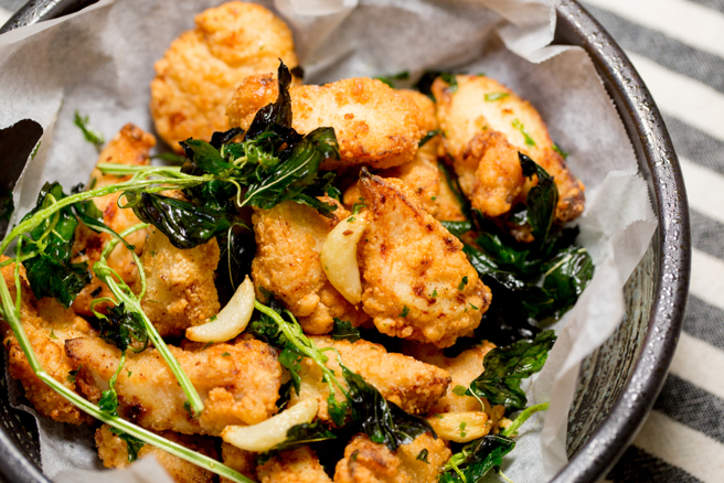 過去鹹酥雞的神配料是九層塔，但有網友發現，現在很多店都改放洋蔥配蒜頭。（圖／shutterstock）