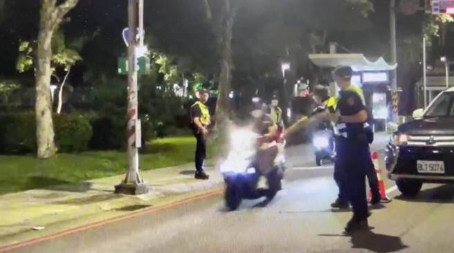 洪姓骑士加速衝过路检点。(翻摄照片／蔡依珍桃园传真)