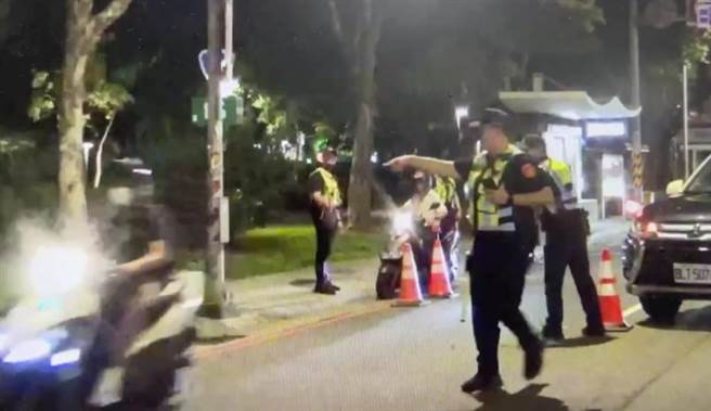 洪姓骑士加速衝过路检点。(翻摄照片／蔡依珍桃园传真)