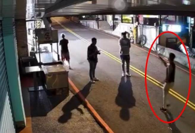 彭姓男子不满被呛「山道猴」，竟亮刀恐吓对方。（新店警分局提供）