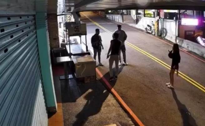 彭姓男子不满被呛「山道猴」，竟在女友面前逞凶，亮刀恐吓对方。（新店警分局提供）