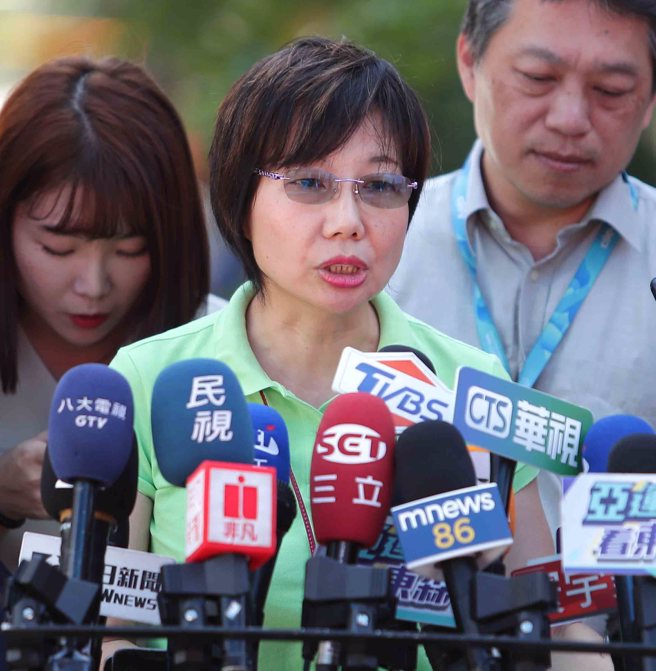 基泰建設「基泰大直」的工地因施工不慎，造成鄰近公寓大規模傾斜坍塌，台北市都發局長王玉芬11日公布工地的下包連續壁廠商，為「齊崴營造」，她強調一個都不要跑掉，讓大家可以避開雷區。（季志翔攝）