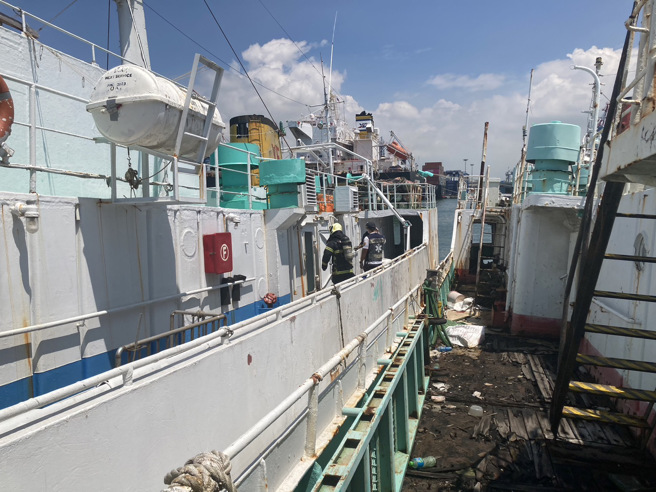 高市旗津區發生漁船氣體外洩中毒事件，11日上午消防局接獲該地區民眾報案，表示一位40多歲男漁民在船艙內氣體中毒、昏迷不醒。消防局出動特搜中隊、苓雅、前鎮、小港、旗津分隊前往救援，11時許成功將人從船艙中救出送醫搶救。（袁庭堯翻攝）