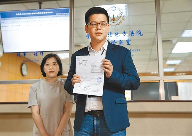 針對大直民宅傾斜下陷案，台北市法務局長連堂凱（右）與律師前往台北地院遞狀，對基泰建設聲請假扣押。（本報資料照片）