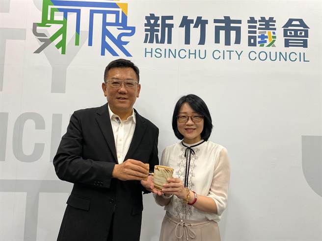 前新竹市副市長蔡麗清（右）今天中午赴市議會，向議長許修睿辭行。（陳育賢攝）