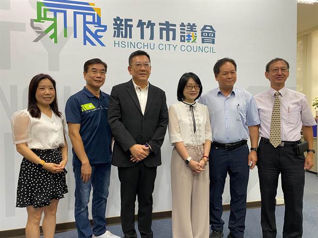 前新竹市副市長蔡麗清（右三）今天中午赴市議會，向議長許修睿（左三）辭行，議長室職員也共同合影。（陳育賢攝）