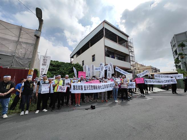 彰化市莿桐里彰水路207巷正在兴建的瓦斯钢瓶储存场工地前，11日聚集近百乡亲到场，高举「守护家园、抗争到底」、「坚决反对顺彰液化瓦斯储存场」白布条抗议。（吴建辉摄）