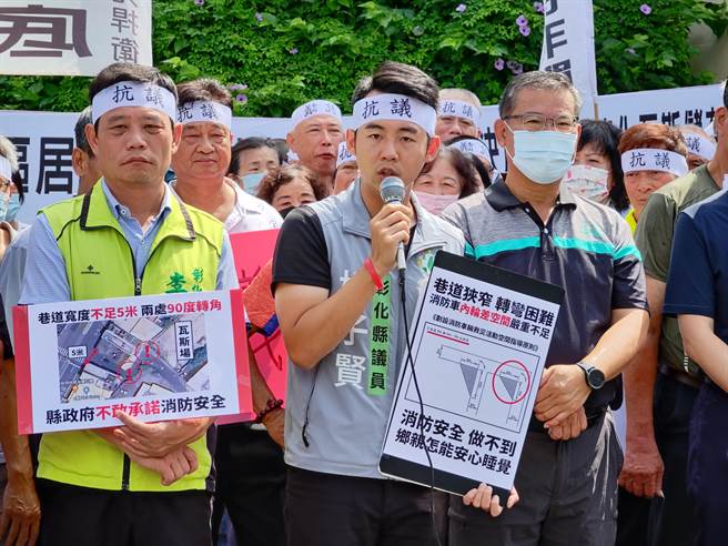 议员杨子贤要求业者出面说明，否则不排除发动更大规模抗议。（吴建辉摄）