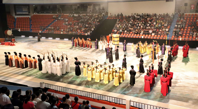 新北市教育局与中华民国三一寰宇文化协会共同办理「大成至圣先师孔子2573周年诞辰释奠礼暨2023年教师节敬师礼」。(照片/新北教育局提供)