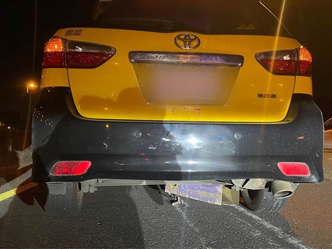 基隆市台62快速道路10日晚间，发生8部车辆因为路面散落物爆胎损坏事故，警方正在调查肇事车辆。（翻摄照片／张志康基隆传真）