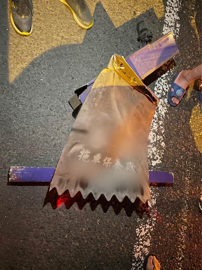 基隆市台62快速道路10日晚间，发生8部车辆因为路面散落物爆胎损坏事故，警方正在调查肇事车辆。（翻摄照片／张志康基隆传真）