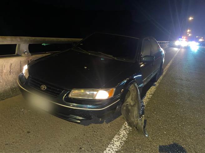 基隆市台62快速道路10日晚间，发生8部车辆因为路面散落物爆胎损坏事故，警方正在调查肇事车辆。（翻摄照片／张志康基隆传真）